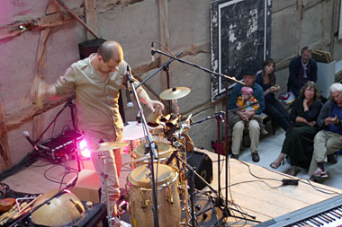 Sonderkonzert Alon & Joca, Skulpturengarten Damnatz / Foto: Gabriele Benedix