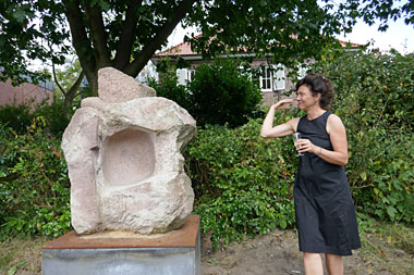 Einweihung der Steinskulptur Innehalten