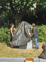 Einweihung der Steinskulptur Innehalten