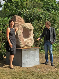 Einweihung der Steinskulptur Innehalten