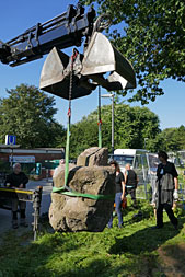 Aufbau der Steinskulptur Innehalten