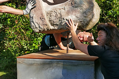 Aufbau der Steinskulptur Innehalten