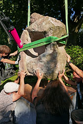 Aufbau der Steinskulptur Innehalten