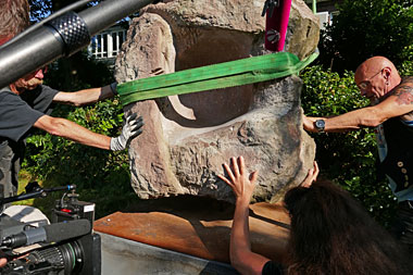 Aufbau der Steinskulptur Innehalten