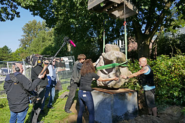 Aufbau der Steinskulptur Innehalten