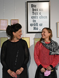 Stifterin und Bildhauerin Franziska Cordts und Textkünstlerin Sonja Knecht vor ausgewählten Textstücken der Künstlerin / © Cordts Art Foundation